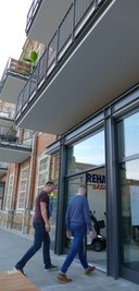 Der moderne Eingang des Geschäfts verbindet alte mit neuer Architektur.