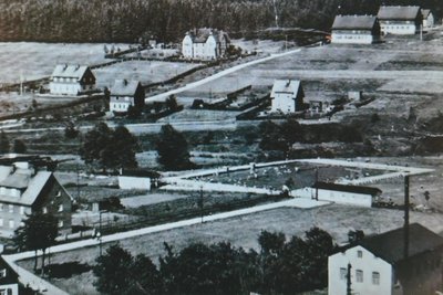 Ausschnitt aus einer der Postkarten von 1930, die das Grenzlandbad in Johanngeorgenstadt zeigen.