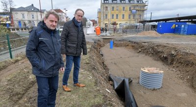 75 Pkw- und 3 Bus-Parkplätze entstehen vor dem Bahnhof in Freiberg, im Bild Tiefbauamtsleiter Tom Kunze (links) und Bürgermeister für Bauwesen, Holger Reuter. 