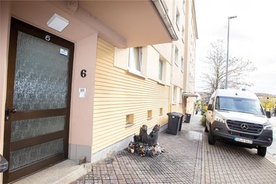 Ein weißes Fahrzeug der Brandursachenermittler stand am Mittwochmorgen vor dem Gebäude. Die Spezialisten sicherten Spuren.