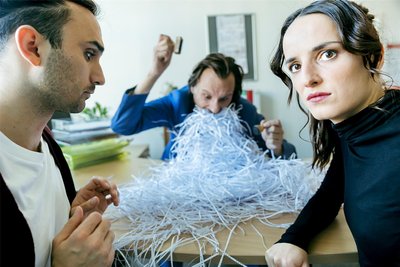 Probenfoto zum Stück „EUdaimonía“ (im Hintergrund Patrick Bartsch als Die Bürokratie) - Premiere ist am Freitag, 15. November, um 19.30 Uhr auf der Kleinen Bühne des Vogtlandtheaters.