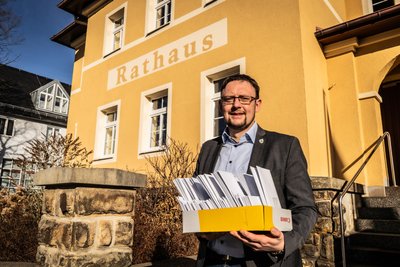 Bürgermeister Rolf Weigand in dieser Woche mit den Briefen an die Hohentanner: Bis zum 16. März können Wahlberechtigte ihre Stimme abgeben, ob sie für Brücken- oder Straßenbau sind.