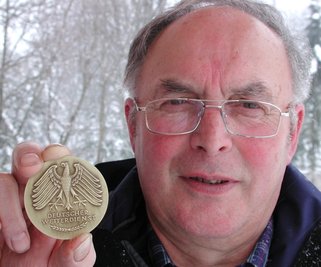 
              <p class="artikelinhalt">Der Ullersdorfer Klaus Dörge wurde vom Deutschen Wetterdienst für 25 Jahre Pflanzenbeobachtung in der Saydaer Region mit der Wetterdienstplakette geehrt. </p>
            