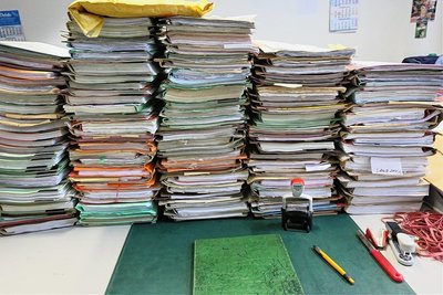 Ungeliebt, aber zählebig: Zu den bestehenden Aktenbergen im Rathaus werden weitere Papierakten in der Wohngeldstelle hinzukommen und etliche Schränke füllen.