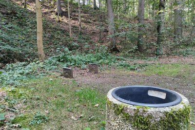 Länger aufhalten können sich Wanderer dort aber ohnehin nicht. Die Bänke sind meist abmontiert.