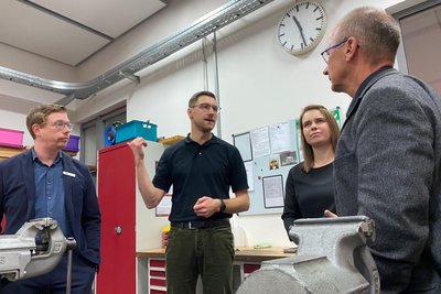 Kobra geht mit der Oberschule Lengenfeld neue Wege in der Berufsorientierung. Die Kobra-Mitarbeiter Julia Wild und Kai Goldhahn im Gespräch mit Torsten Böhm (rechts) und Tino Ulbricht (links) von der IHK Plauen.