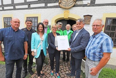 Ministerin Barbara Klepsch übergibt an Bürgermeister Stefan Wanke die Anerkennungsurkunde der Stadt Sayda als Kur- und Erholungsort.