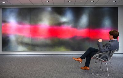 Ein Song von Pink Floyd? Galerist Bernd Weise vor Kerstin Skringers Bild "Quinacridone". 