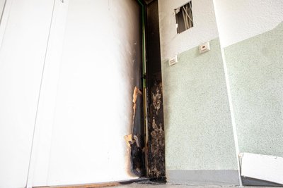 Keine Bagatelle: Die Tür der Wohnung, in der Uwe Petri lebt, ist durch den Brand erheblich beschädigt worden.