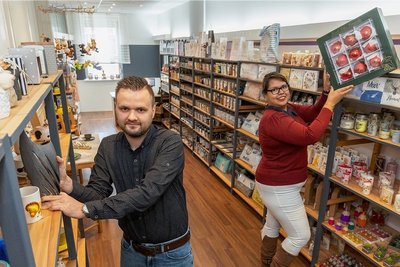 Weihnachtsdeko, Geschenkartikel, Wohnaccessoires - das gibt's beim Onlineshop "Dekohelden24" nicht nur im Internet, sondern im Ladengeschäft. Das und das Versandlager befinden sich einer ehemaligen Stickerei in Rebesgrün, die die Inhaber und Geschäftsführer Niels Batton und Michelle Bretschneider erworben haben.