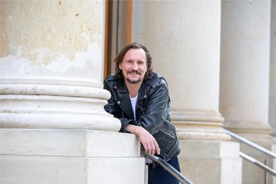 Was Patrick Bartsch lieber spielt - Film oder Theater? Wenn er auf der Bühne steht, erfüllt ihn das sehr, sagt der Schauspieler.
