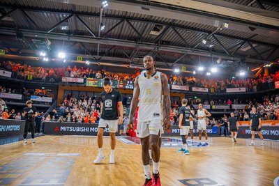 Niners-Spieler Ty Brewer verlässt enttäuscht und erschöpft die Arena in Vechta.
