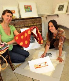 
              <p class="artikelinhalt">Mirjam Moritz (r.) und Sylka Schulze bauen derzeit ihre Ausstellung in der Galerie Hofefeld auf. Sie wird ab Sonnabend gezeigt. </p>
            