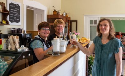 Das Team um Kristin Schröer (rechts) wird den neuen Treff auf 200 Quadratmetern ehrenamtlich betreiben. Auch deshalb seien weitere Helfer immer gern gesehen.