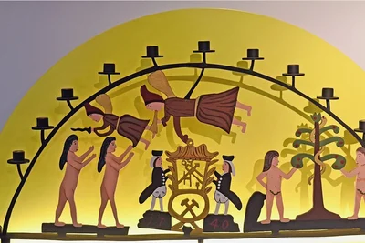 Dieses Exemplar stellt die Urversion eines Lichterbogens von 1740 nach. Als Vorlage dienten noch drei erhaltene Schwibbögen aus Johanngeorgenstadt.