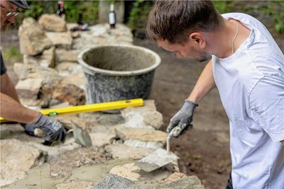 Thomas Höber beim Verfugen einer Mauer an der Ruine der Gottesackerkapelle in Buchholz.