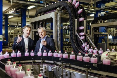 Dr. Dirk Hoffmann von der FIT GmbH (BlueSun Group) und Thomas Horn, Key Account Manager bei der SachsenEnergie AG, in der Produktionshalle in Zittau. Bei einem jährlichen Bedarf von 10 GWh Strom und 7 GWh Erdgas zählt fit zu den größten Energieabnehmern der Region.