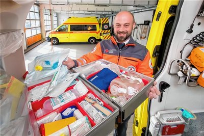 Notfallsanitäter Stephan Gundel kontrolliert in einem Rettungswagen einen Notfallkoffer für Kinder. 