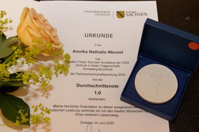 Für ihr Zeugnis wurde Annika Wenzel in der Frauenkirche in Dresden mit Urkunde und Medaille ausgezeichnet.