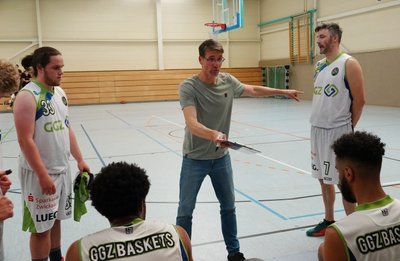 Der Zwickauer Trainer Stephan Wolf gibt den GGZ Baskets beim letzten Heimspiel der Saison taktische Hinweise. 