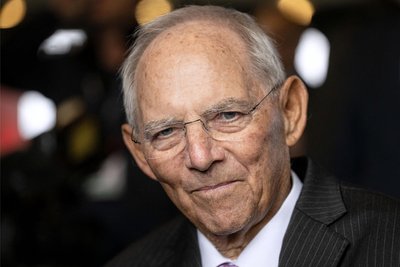 Der inzwischen verstorbene CDU-Politiker Wolfgang Schäuble schildert in seinen Memoiren, dass er die damalige Bundeskanzlerin Angela Merkel (CDU) stürzen sollte.