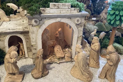 Den Stall, in dem die heilige Familie untergebracht ist, bekam Thomas Seltmann als Kind von seinem Onkel geschenkt. Bis heute steht er auf seiner erzgebirgischen Krippe.