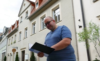 Carsten Beier vor dem Geburtshaus von Karl Camillo Schmidt in der heutigen Ludwig-Würkert-Straße, die 1873 noch Albertstraße hieß. 