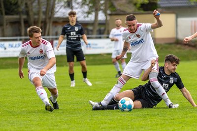 Langenaus Torjäger Patrick Thiele (M.) hat nach langer Verletzungspause schon wieder sechsmal getroffen. Auch beim Meißner SV war er am Samstag zweimal per Strafstoß erfolgreich, konnte die bittere 2:7-Niederlage damit aber nicht abwenden.