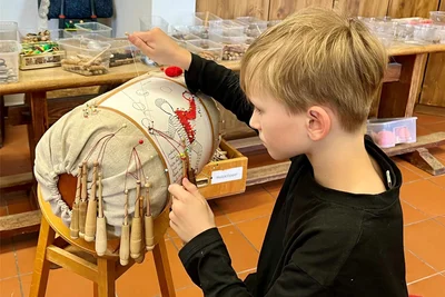 Emil aus Johanngeorgenstadt ist erst neun Jahre alt, und er ist der erste Junge überhaupt, der beim Kunstsymposium sich ans Klöppeln wagte.