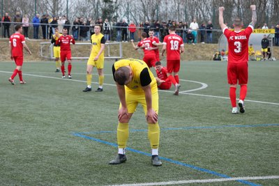 Die Schönecker Spieler um Lukas Jacobi (vorn) müssen sich geschlagen geben, im Hintergrund jubelt Werda.