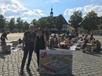 Marienbergs Kulturchef Susann Hofmann und Steffen Börner, Lehrer und Initiator des Kulturversuchs der Gymnasiasten, haben den Flashmob auf dem Marktplatz organisiert.