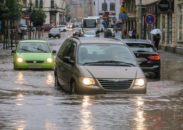Alle Jahre wieder in der Bahnhofstraße: Autos auf der überfluteten Fahrbahn nach einem Starkregen, hier am 18. August 2020. 
