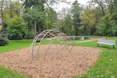 Der Stadtpark ist durch ein Spielangebot angereichert worden.