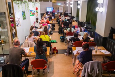 Etwa 30 Kinder und Jugendliche haben im Kulturhaus in Aue etwas zur Koloration und Schattierungen gelernt.