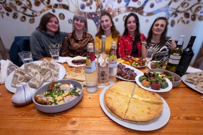 Georgische Spezialitäten sind würzig, käse- und fleischlastig. Ilona, Maka, Nino, Mariami und Maka (von links) probieren sich durch die Speisen.