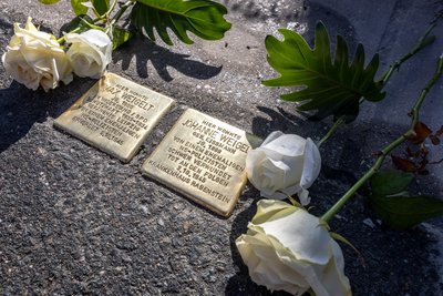 Zwei Stolpersteine erinnern in Neukirchen an die Familie Weigelt. Laut Sterbeurkunde lautet der Vorname der Frau Johanna; auf dem Stolperstein steht jedoch irrtümlich „Johanne“.