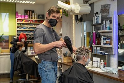 Die Großteil der Kundschaft in Jörg Tiepmars Rodewischer Friseursalon ist geimpft. Die Lockerung hin zu 3G macht dennoch vieles leichter, so der Friseurmeister. 