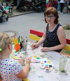 Christin Ficker hat mit Kindern Holzfiguren gebastelt und bemalt. 