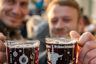 Die extra für den Weihnachtsmarkt hergestellten Glastassen zeigen die erste sächsische Glühweinkanone.