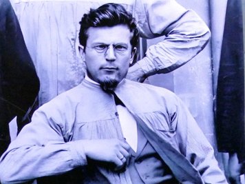 Dieses Foto zeigt Karl Schmidt um 1900 als jungen Tischlermeister in Zschopau. Kurz darauf hat er seine Heimat wohl gen Dresden verlassen, da er als Volljähriger nicht mehr im Melderegister auftaucht. 