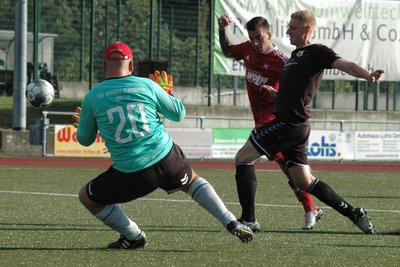 In dieser Szene scheiterte Felix Wetzig (M.) zwar am Claußnitzer Torwart Eddie Delling, doch in der Folge erzielte der Rochlitzer Kapitän binnen 22 Minuten einen lupenreinen Hattrick. Am Ende reichte es für seine Mannschaft in einem turbulenten Spiel dennoch nur zu einem Punkt. 