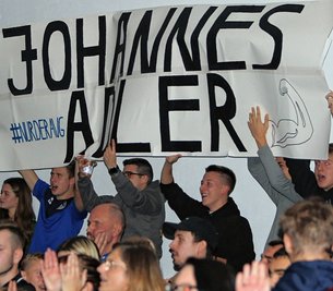 Die Germania-Fans feiern den Helden des Abends: Johannes Adler gewann seinen ersten Kampf im Bundesligateam durch technische Überlegenheit. 