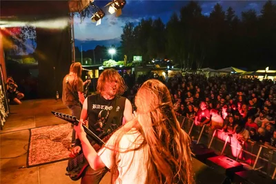 Mit harten Riffs und lustigen Anekdoten eroberten Deserted Fear aus Thüringen die Herzen des Publikums.