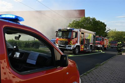 Die Sondersignale der Feuerwehrfahrzeuge waren weit zu hören.