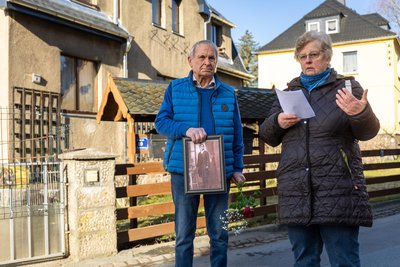 Rainer Drechsler und Steffi Weibrecht (v. l.) erinnern bei der Verlegung eines Stolpersteins vor dem letzten Wohnsitz von Dorothea Drechsler an das Schicksal ihrer Verwandten.
