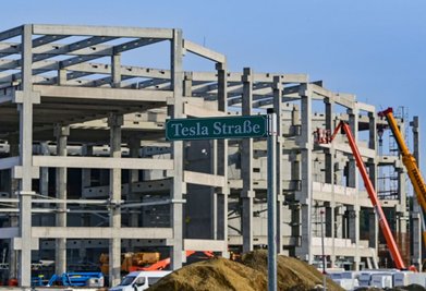 Der Produktionsstart der ersten europäischen Tesla-Fabrik in Grünheide bei Berlin hat sich wiederholt verzögert. Eigentlich sollten schon Ende 2021 die ersten Fahrzeuge vom Band laufen.