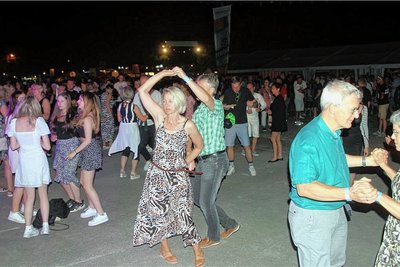 Mit dem Abba-Hit „Dancing-Queen“ und weiteren tollen Titeln motivierten die Fetzentaler die Besucher, die Tanzfläche zu bevölkern. Was die Gäste gerne annahmen.