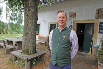 Pächter Robert Scharf vor dem Gasthof des Kleinen Vorwerks.