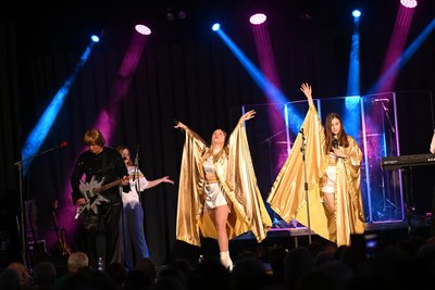 Die Abba-„Dancing Queen“-Show hat Besucher im Bürgergarten in Stollberg begeistert.
