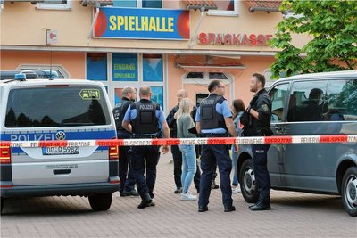 Die Polizei war am Freitagmorgen vor Ort, um zu der Explosion an dem Geldautomaten der Sparkasse in Frankenberg zu ermitteln.